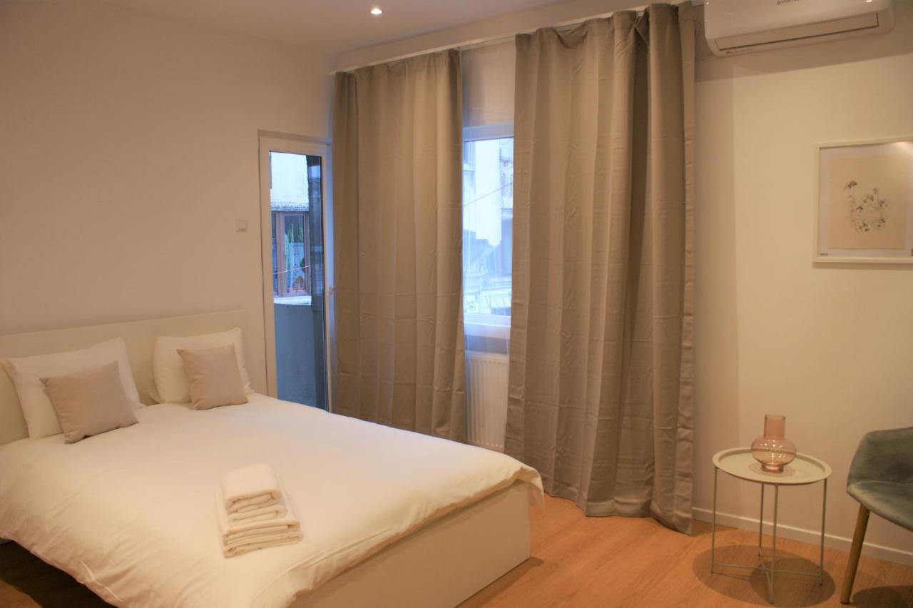 On The River Ultra Central Suites Bukares Bagian luar foto