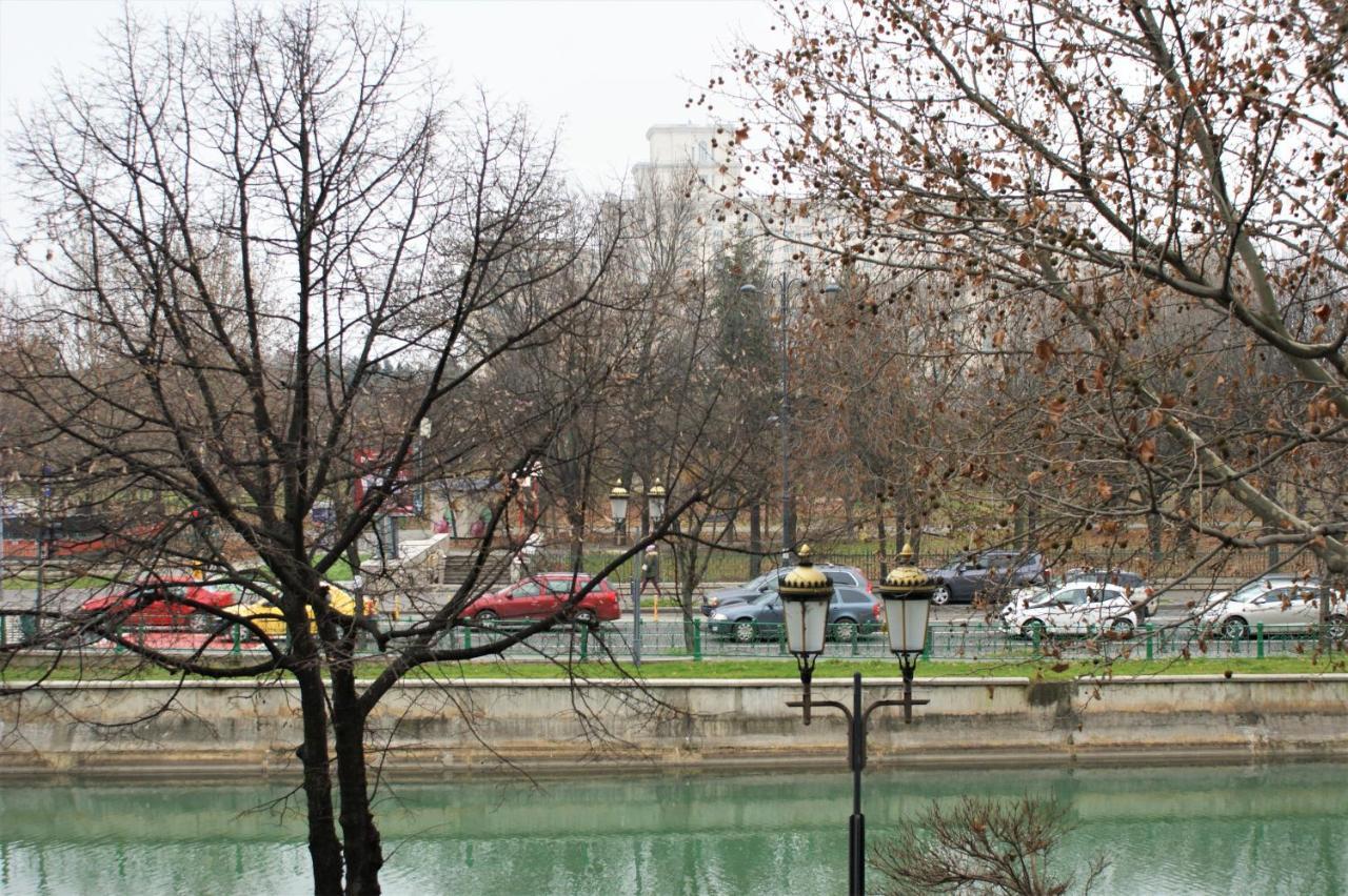 On The River Ultra Central Suites Bukares Bagian luar foto