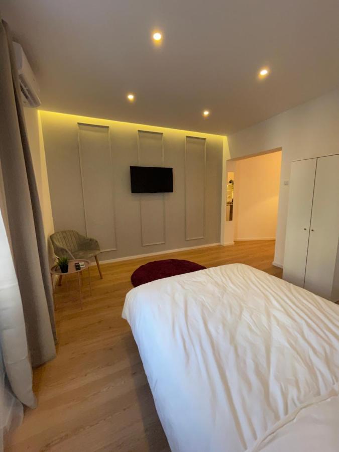 On The River Ultra Central Suites Bukares Bagian luar foto