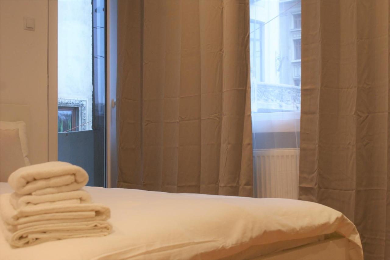 On The River Ultra Central Suites Bukares Bagian luar foto